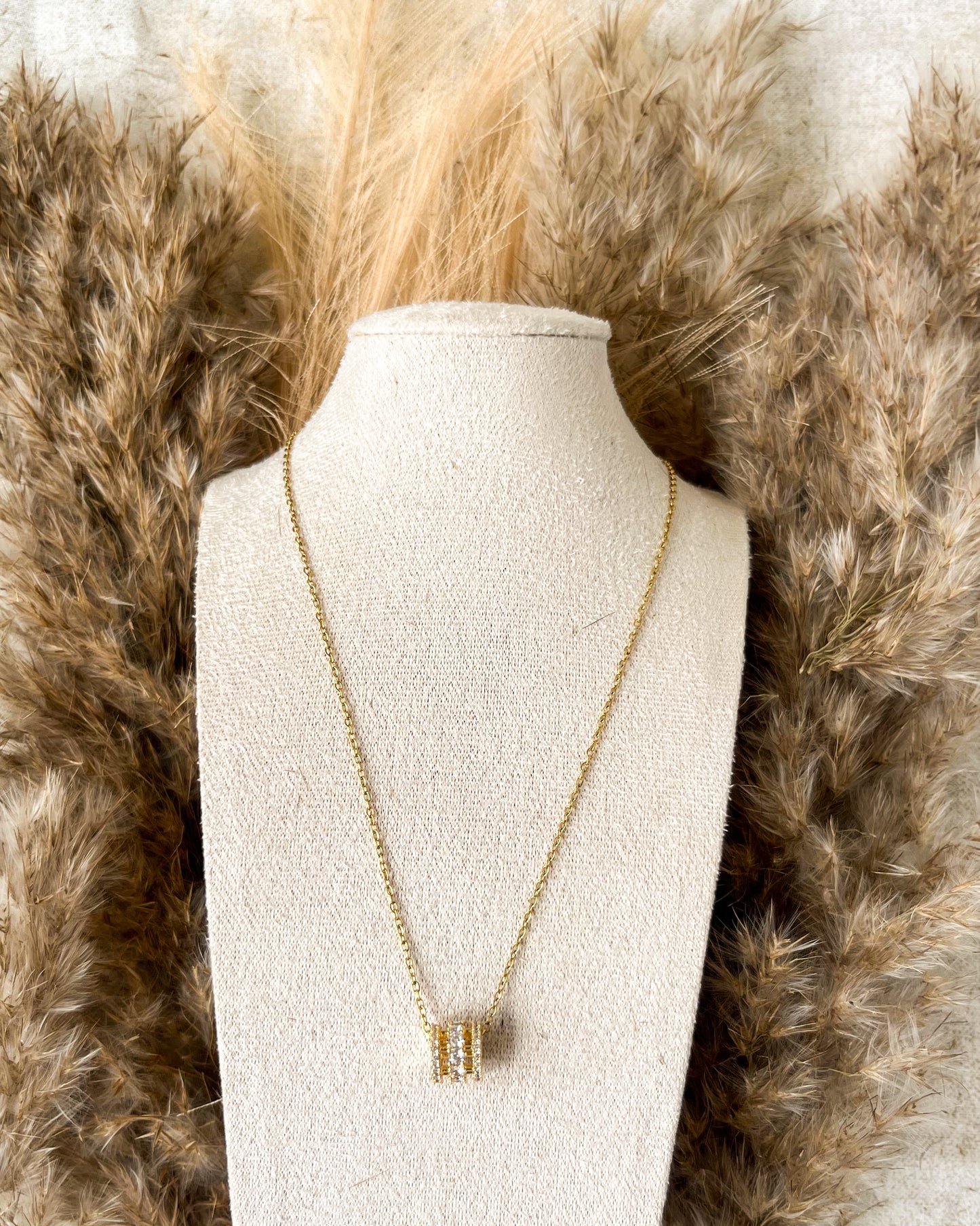 Collier Hind